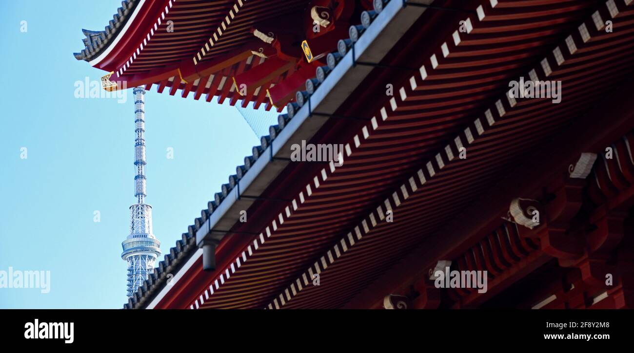 Tetto di Hozomon con Tokyo Skytree sullo sfondo, tempio buddista senso Ji, Tokyo, Giappone Foto Stock