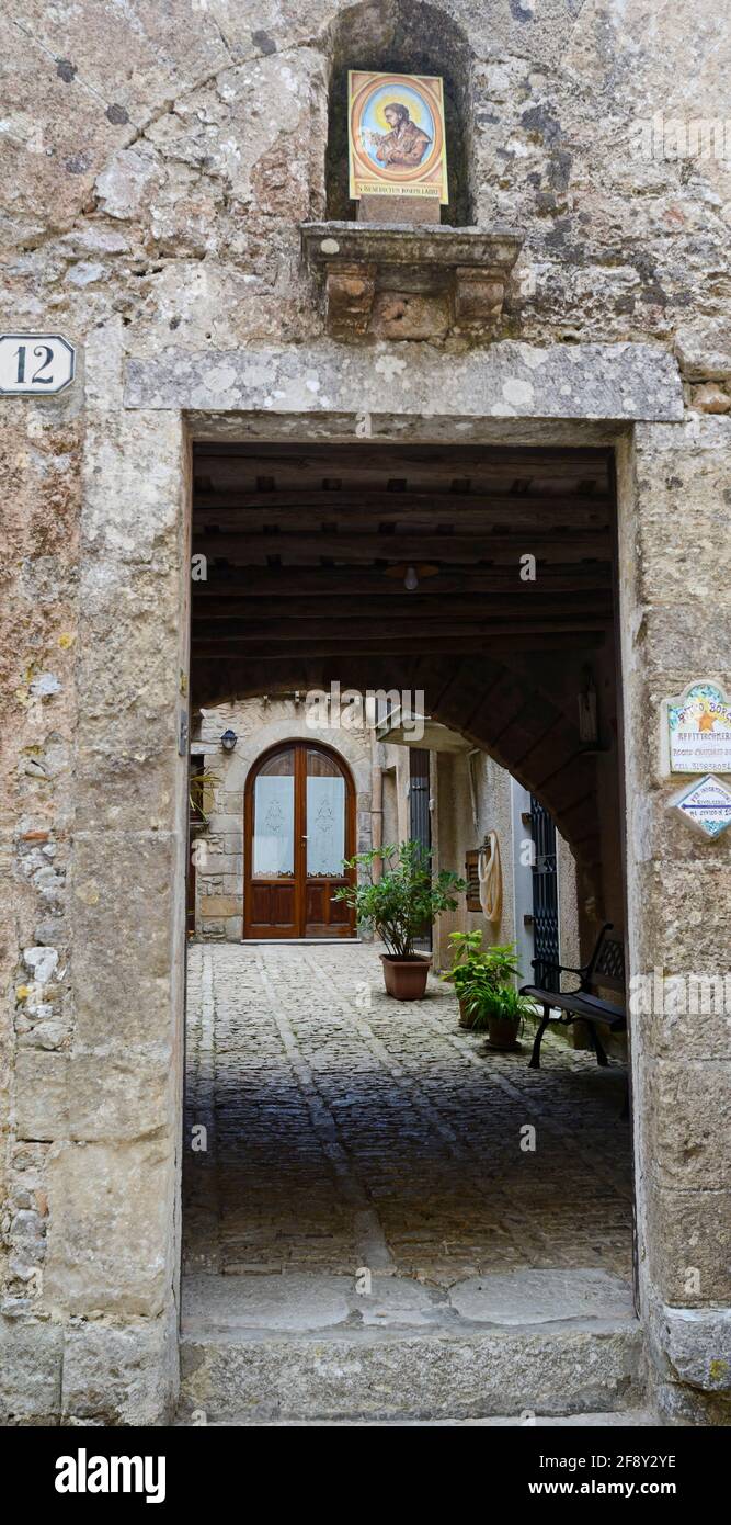 Caratteristico vicolo acciottolato di Erice, Sicilia, Italia Foto Stock