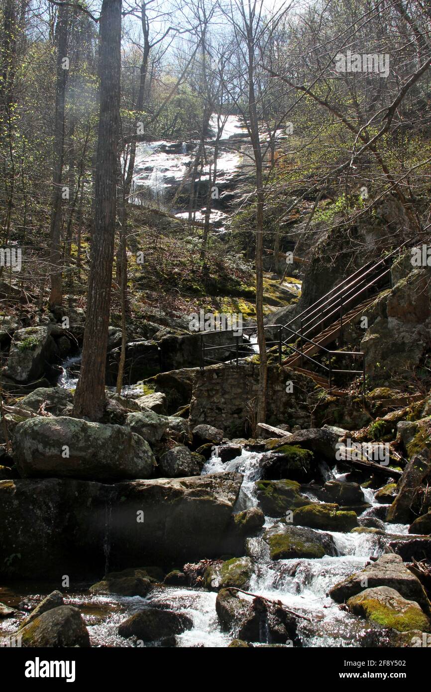 Bellissima acqua fresca del torrente che cade sulle rocce. Sezione delle cascate Crabtree, Virginia, una delle cascate più alte degli Stati Uniti orientali Foto Stock