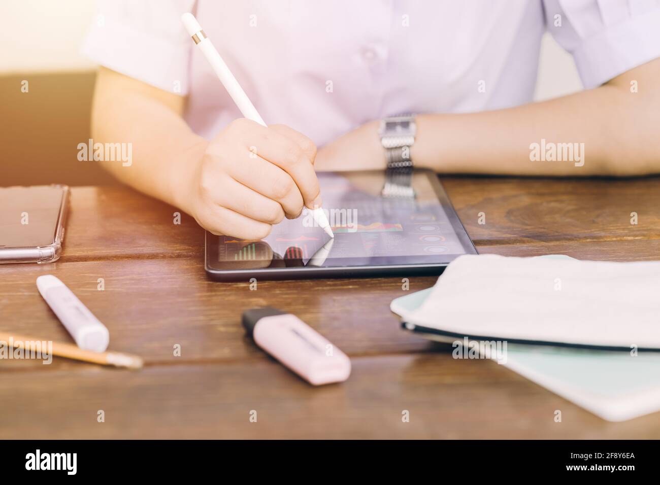 Studente scolastico che utilizza un tablet touchscreen per imparare e scrivere i compiti, tecnologia moderna per l'istruzione Foto Stock