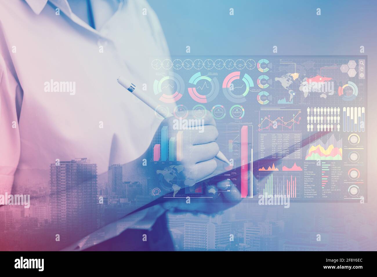 Studente universitario che utilizza la tecnologia moderna per imparare i dati dell'intelligenza artificiale in modo intelligente concetto di stile di vita digitale infografica Foto Stock
