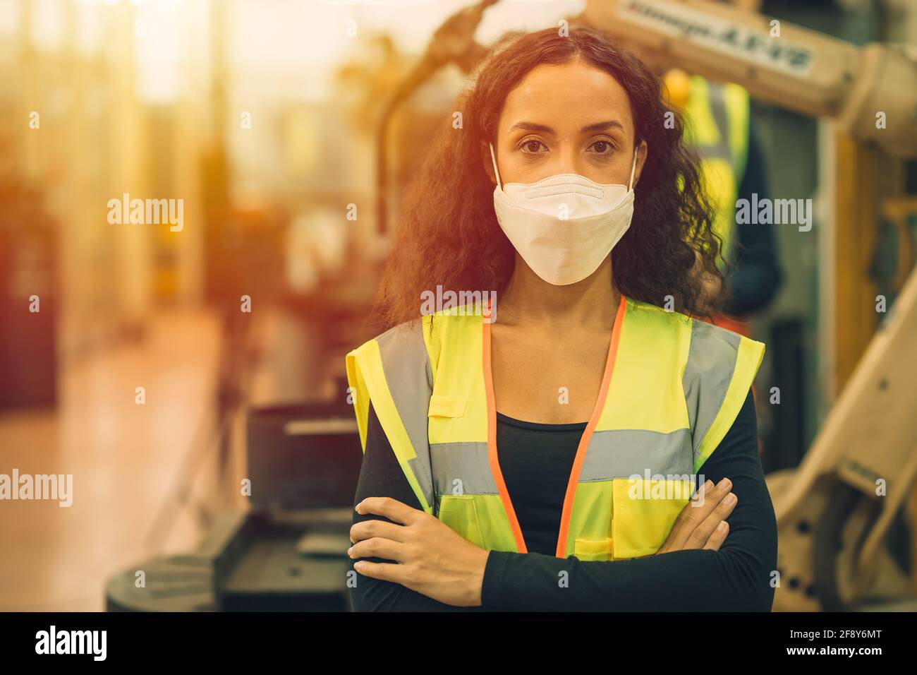 Ritratto Donna operaio indossare maschera monouso per la protezione Corona Filtro antinquinamento dell'aria per la diffusione di virus e polveri fumogene in fabbrica per un lavoro sano Foto Stock