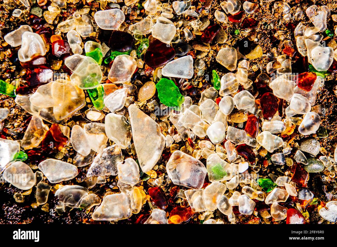Vetro di mare su spiaggia di vetro, Fort Bragg, California, Stati Uniti Foto Stock