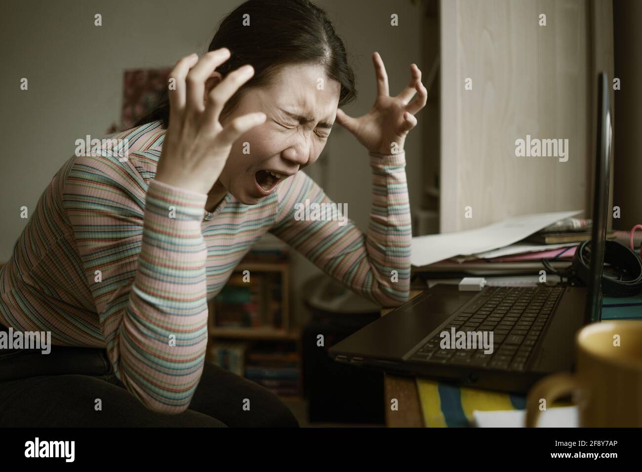 ritratto di stile di vita di giovane ragazza stress per lo studio o il lavoro Foto Stock