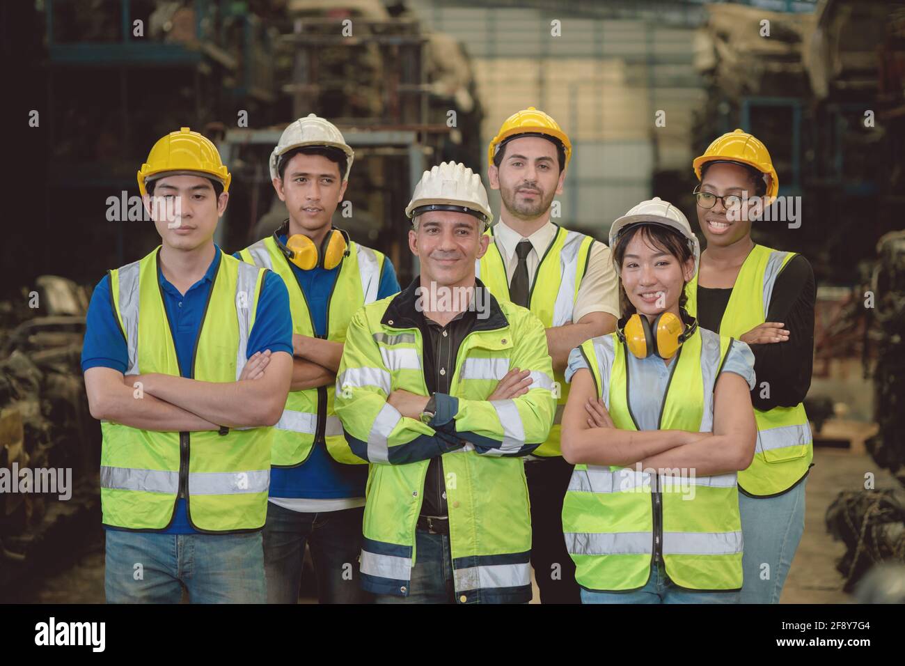 Gruppo di lavoratori dipendenti del settore team di ingegneri mix gara godere lavorare in fabbrica pesante stare insieme felice sorriso ritratto fiducia compa di lavoro di squadra Foto Stock