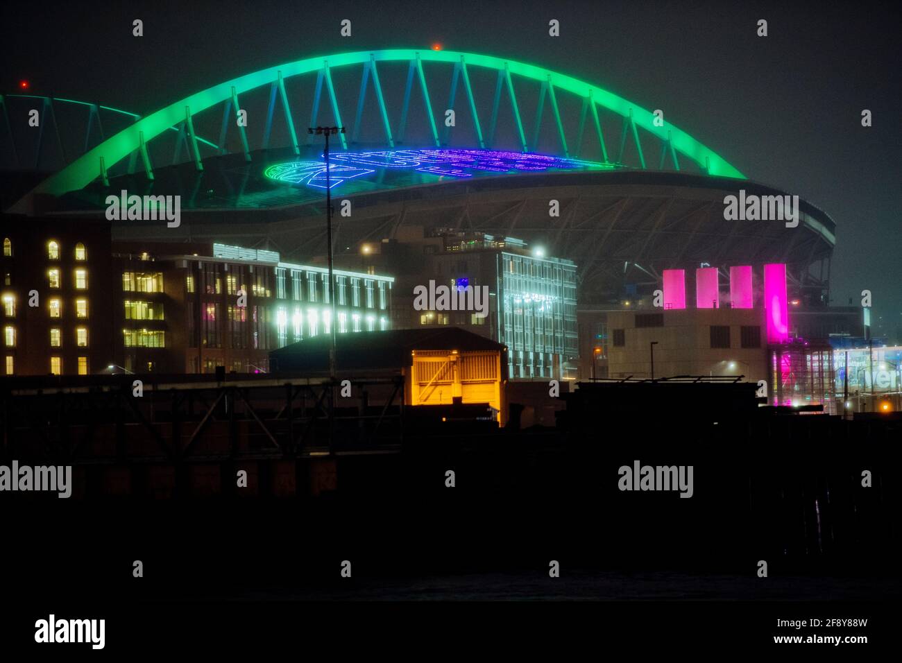 Illuminato CenturyLink Field, Seattle, Washington, Stati Uniti Foto Stock