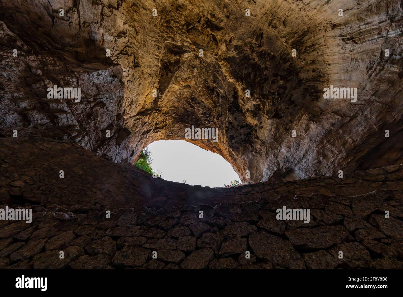 Natural entrace Trail che conduce alle grotte illuminate del Parco Nazionale delle Caverns di Carlsbad, New Mexico, USA [No model releases; available for editoriale li Foto Stock