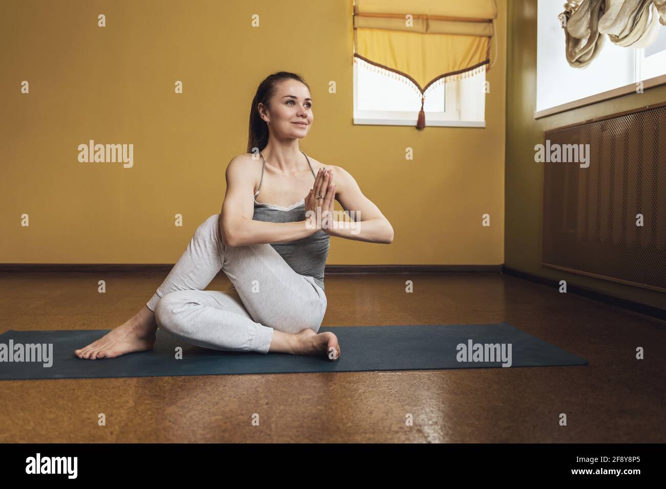 Grey yoga pants immagini e fotografie stock ad alta risoluzione - Alamy