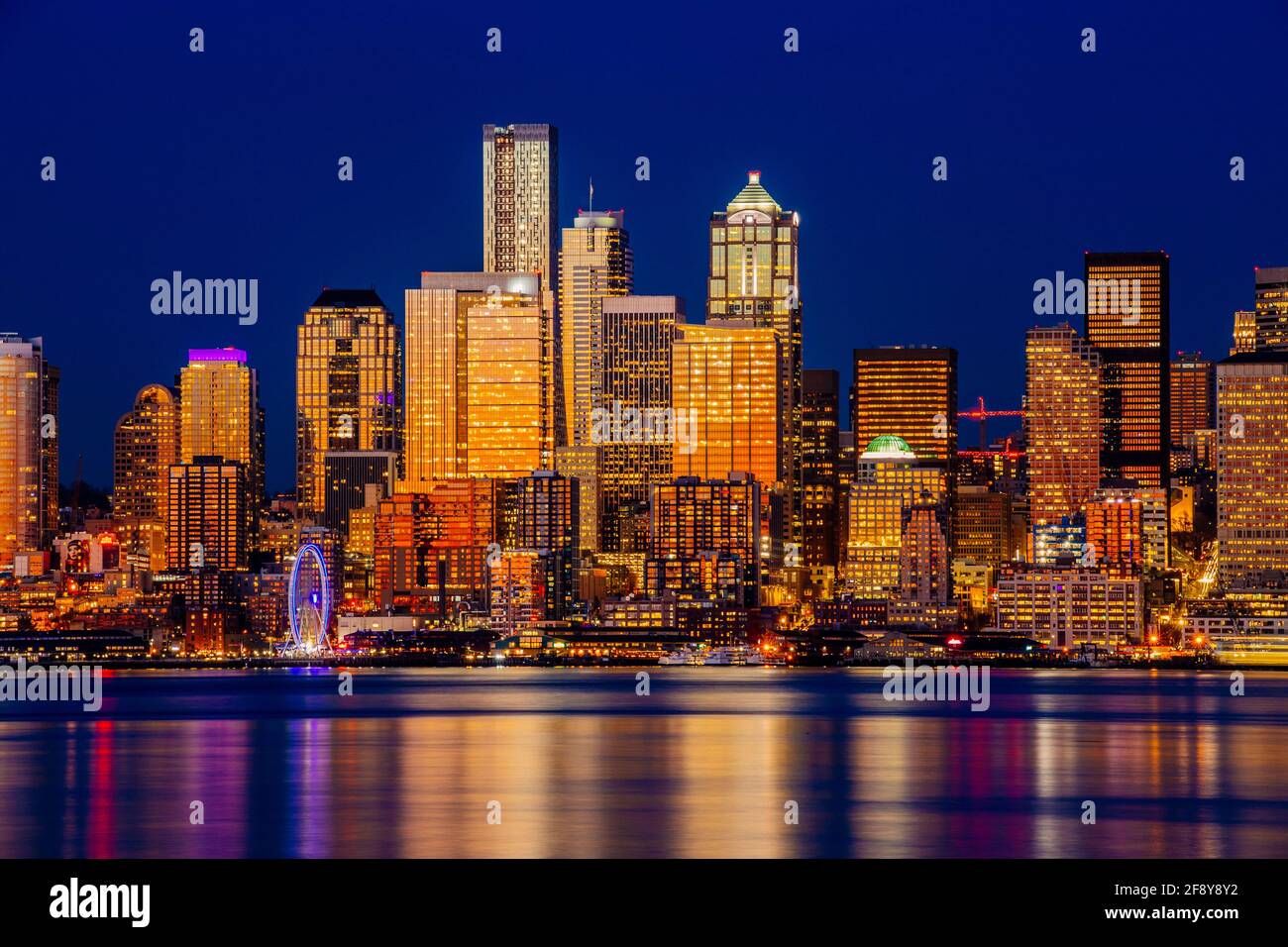 Skyline con lungomare, Seattle, Washington, Stati Uniti Foto Stock