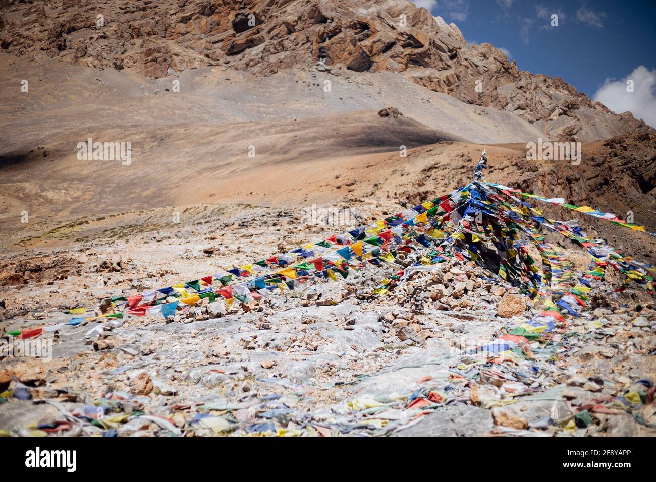 Bandiere di preghiera, Passo di Baralacha, Himachal Pradesh, India Foto Stock
