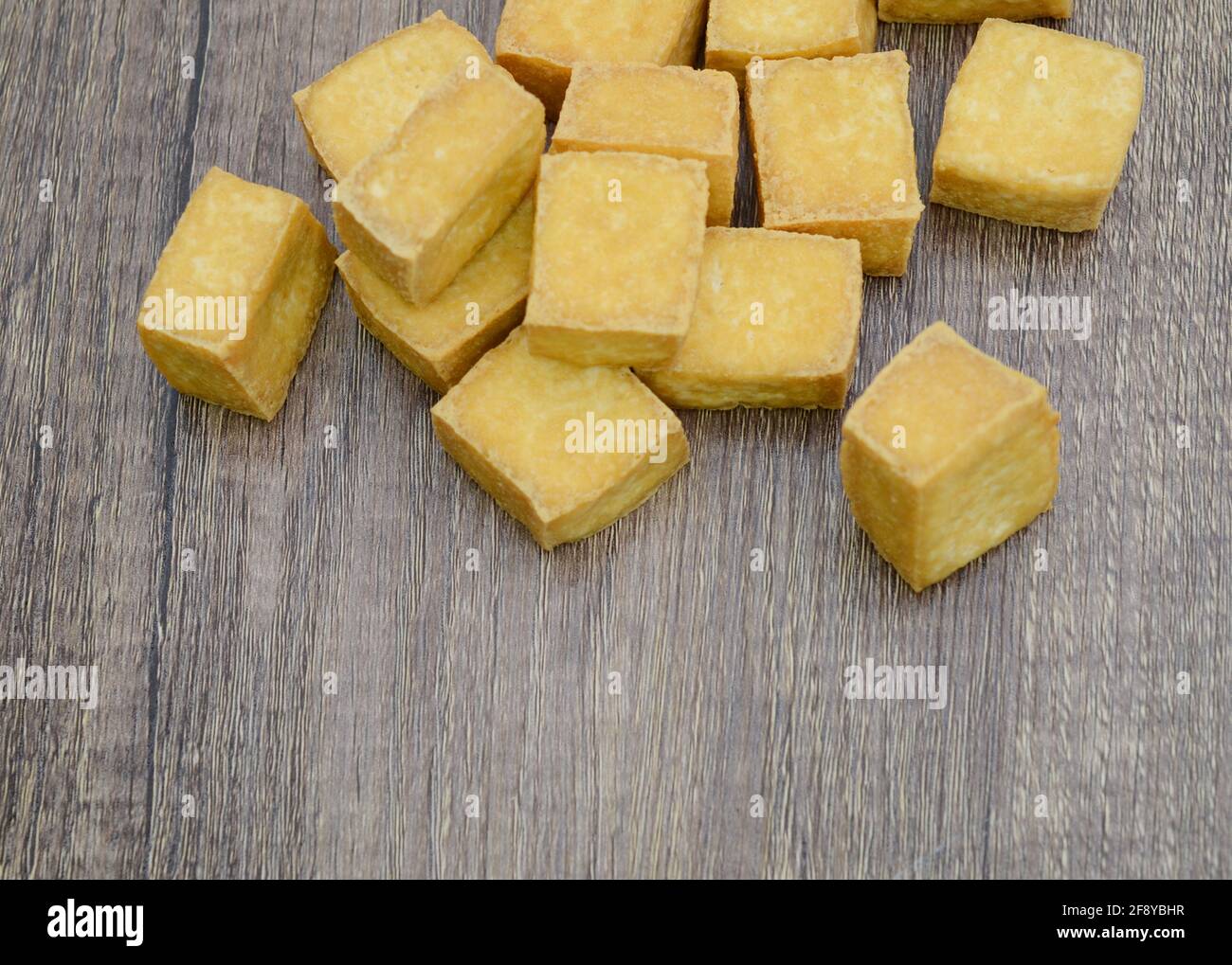 i cubetti di tofu fritti si riabbassano Foto Stock