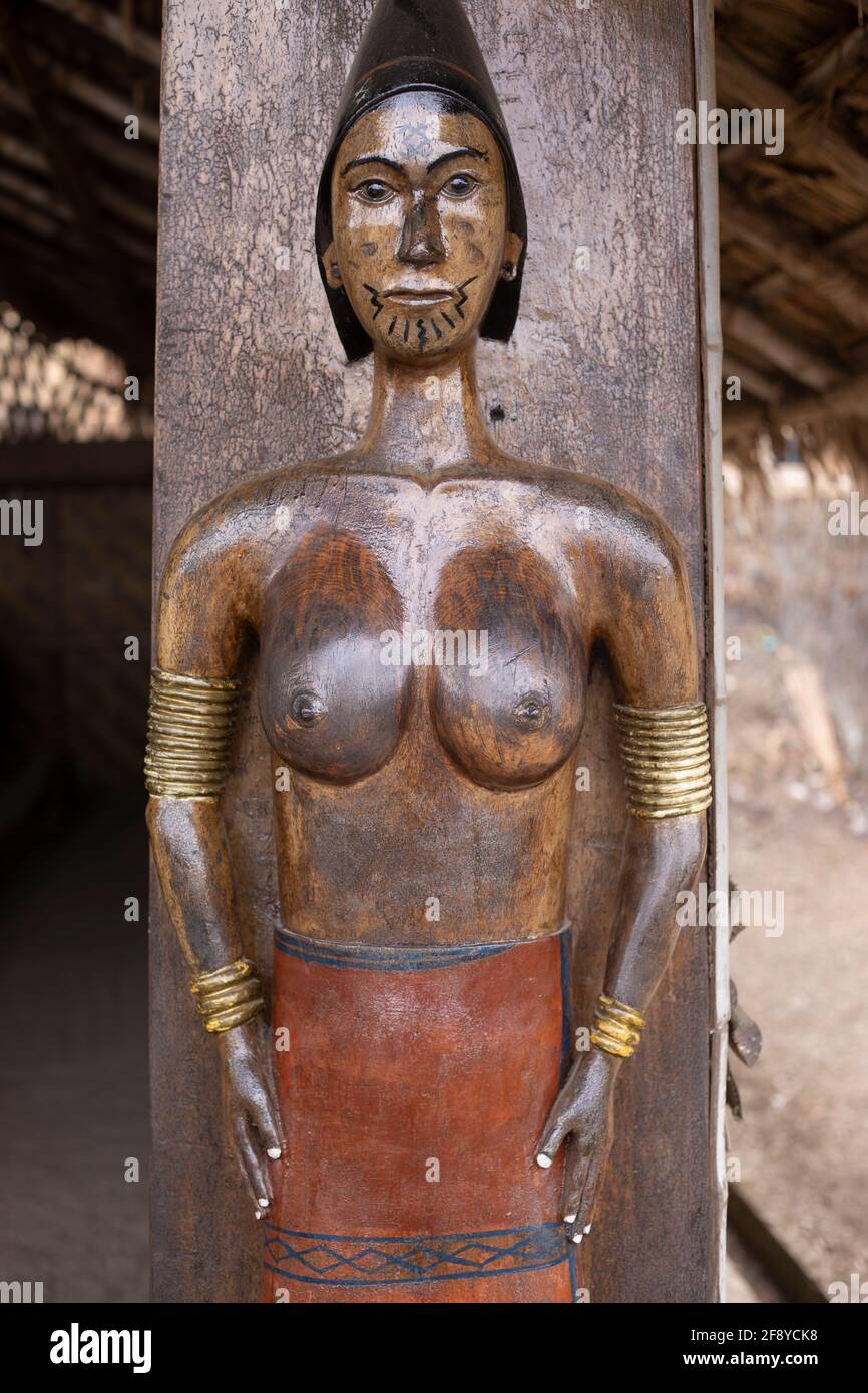 Scultura in legno, villaggio Khonoma, Nagaland, India Foto Stock