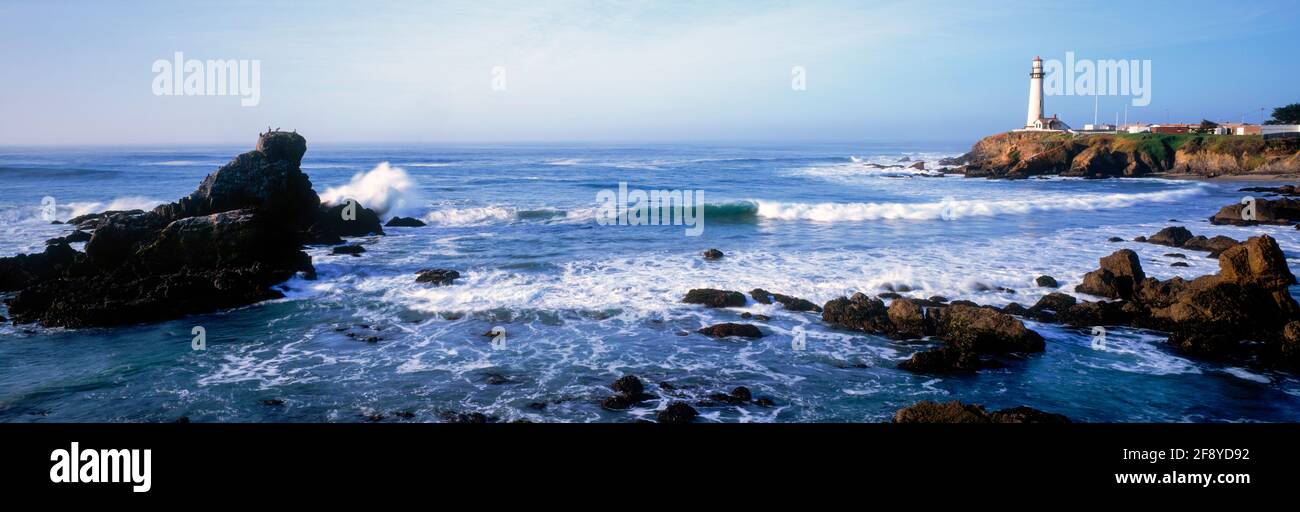 Vista panoramica sulla spiaggia con il faro di Pigeon Point, Pescadero, California, Stati Uniti Foto Stock