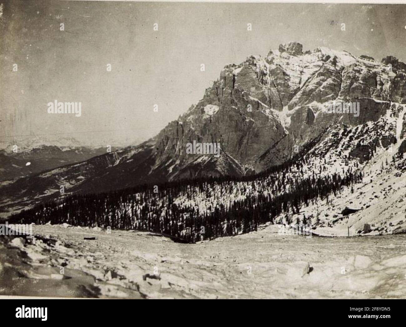 Vista da Valparola - sella contro la punta del conturine. . Foto Stock
