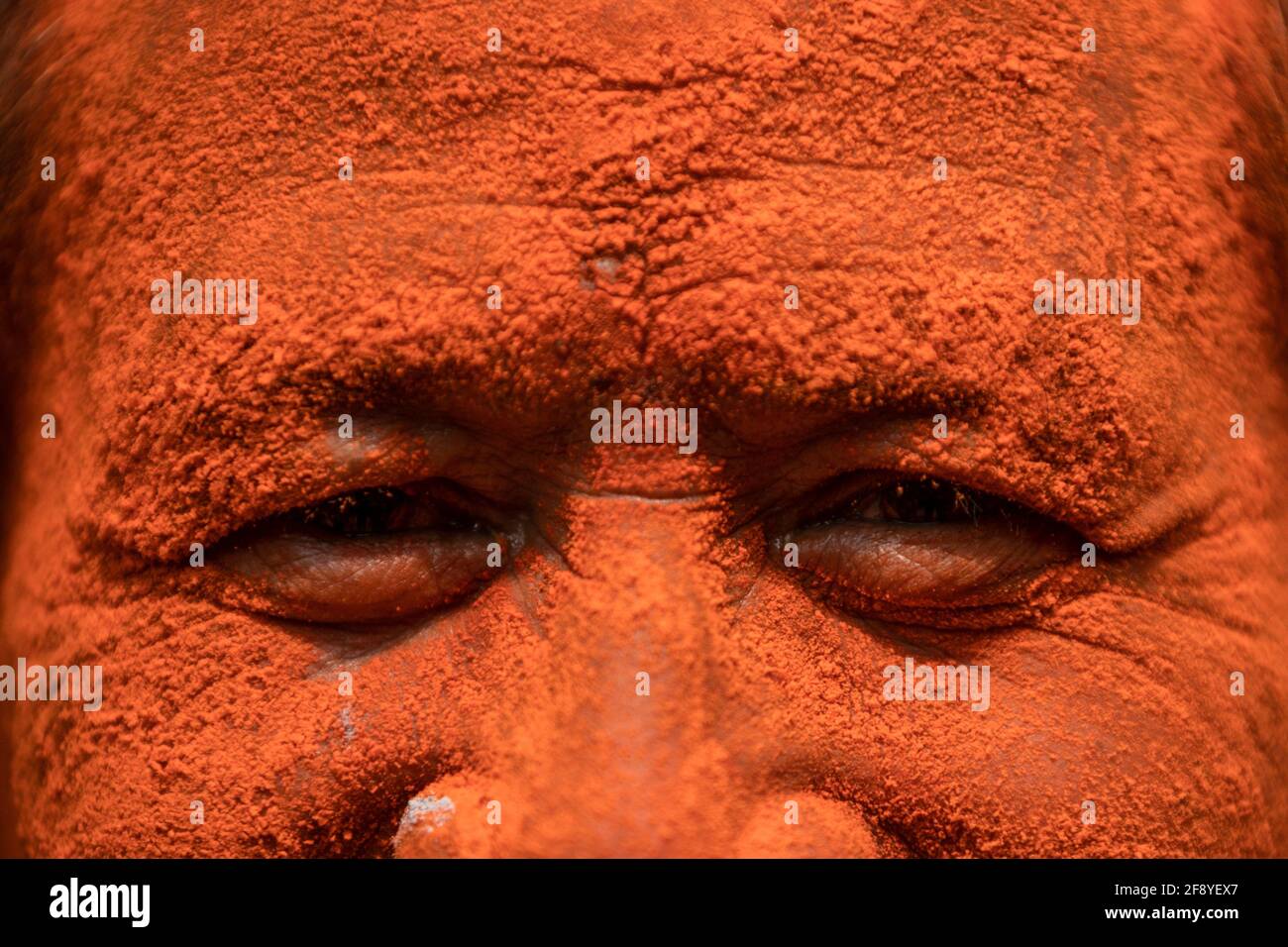 Bhaktapur, Nepal. 15 Aprile 2021. L'uomo nepalese si pone per una foto durante il festival indoor Jatra. I rivelatori portarono carri degli dei e delle dea indù e si gettarono vermilioni di polvere l'uno sull'altro come parte delle celebrazioni che iniziarono il nuovo anno nepalese. Credit: SOPA Images Limited/Alamy Live News Foto Stock