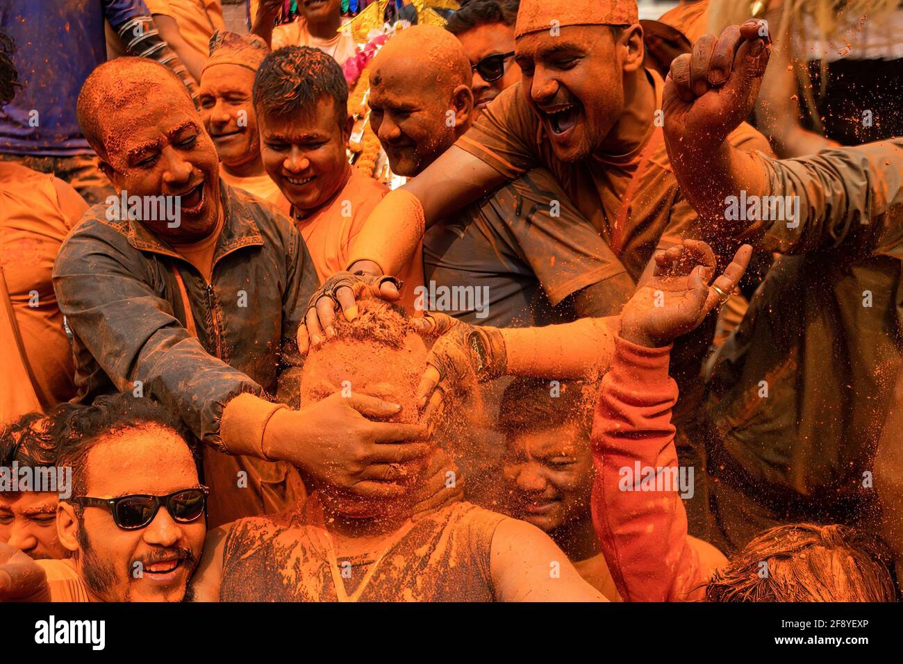 Bhaktapur, Nepal. 15 Aprile 2021. I devoti giocano con polvere di vermiglio mentre celebrano il festival della polvere di vermillion di Jatra. I rivelatori portarono carri degli dei e delle dea indù e si gettarono vermilioni di polvere l'uno sull'altro come parte delle celebrazioni che iniziarono il nuovo anno nepalese. Credit: SOPA Images Limited/Alamy Live News Foto Stock