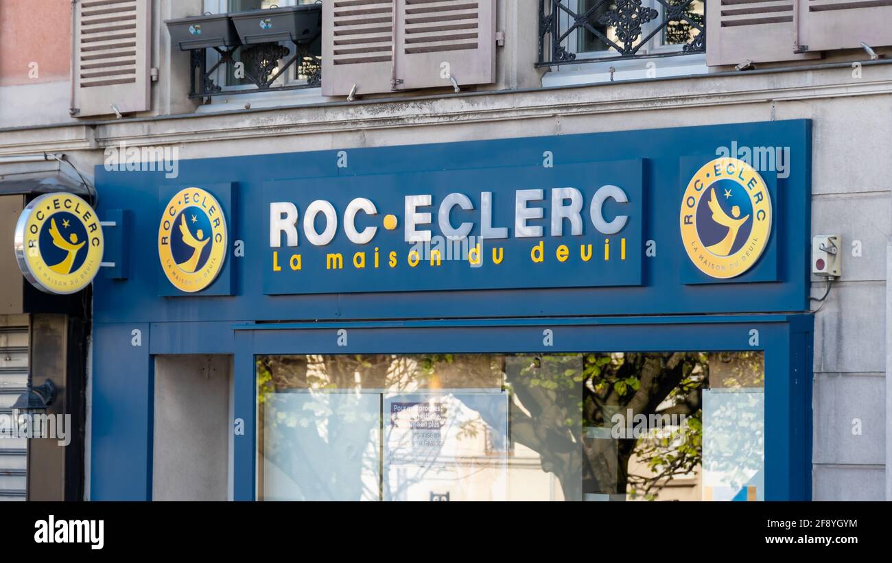 Vista esterna di un negozio Roc Eclerc. Roc Eclerc è una rete francese di franchising che opera nel settore dei registi funebri e del marmo Foto Stock