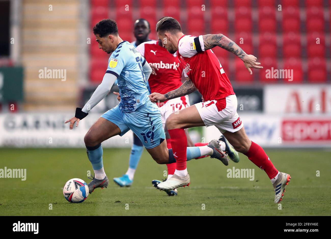 Tyler Walker di Coventry City e Rotherham United's Angus MacDonald (a destra) combattono per la palla durante la partita del campionato Sky Bet all'AESSEAL New York Stadium di Rotherham. Data immagine: Giovedì 15 aprile 2021. Foto Stock