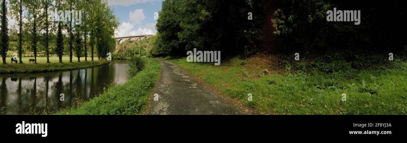 Paesaggio verde con fiume Rance, alberi e sentiero, Francia Foto Stock