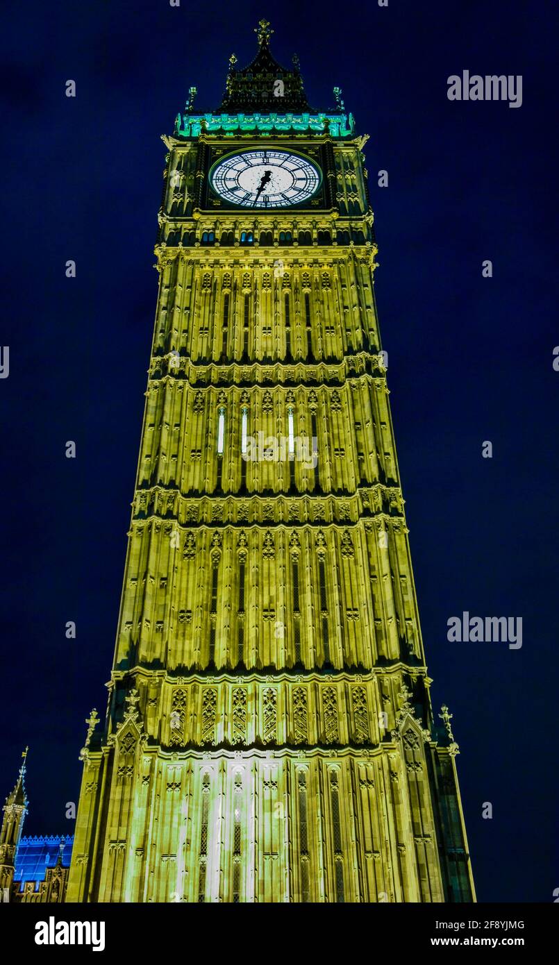 Vista ad angolo basso della torre dell'orologio Big ben di notte, Londra, Inghilterra, Regno Unito Foto Stock