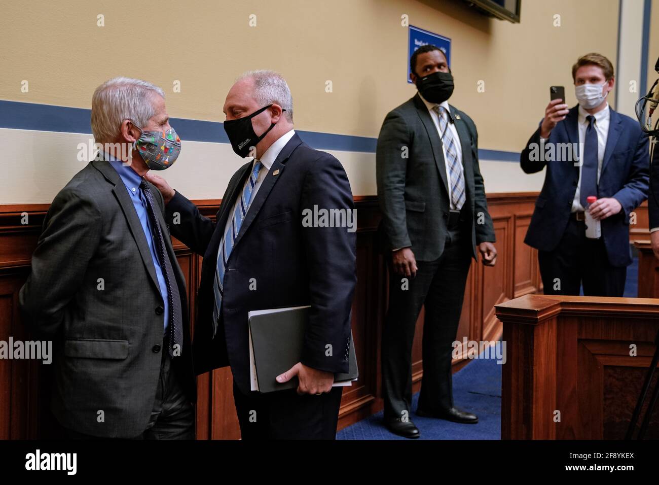 Washington, Stati Uniti. 15 Aprile 2021. Il Dott. Anthony Fauci, a sinistra, parla con il Rep. Steve Scalise dopo la sottocommissione di selezione della Camera sull'audizione di crisi di Coronavirus sulla collina del Campidoglio a Washington, giovedì 15 aprile 2021. (Foto di AMR Alfiky/Pool/Sipa USA) Credit: Sipa USA/Alamy Live News Foto Stock