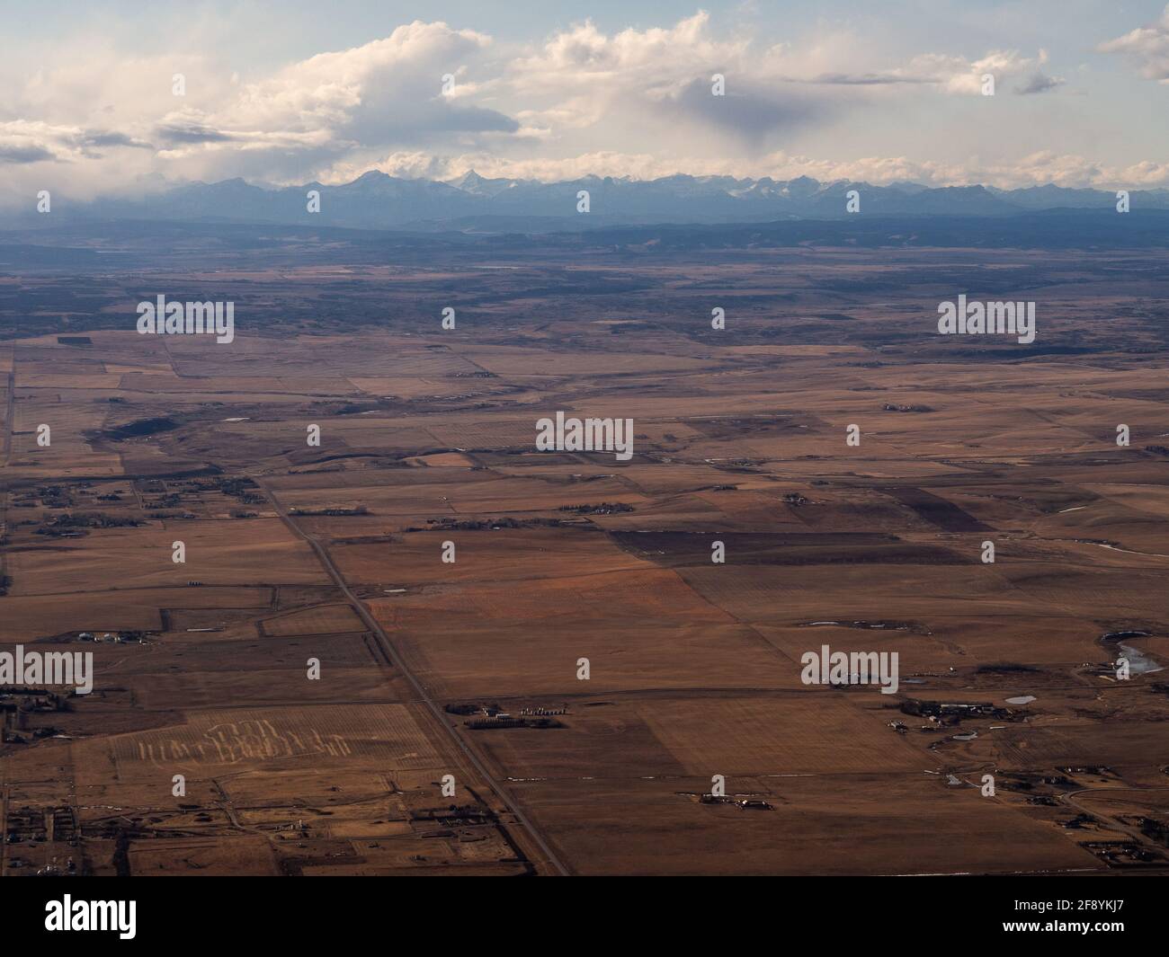 vista aerea del terreno agricolo con le montagne in lontananza Foto Stock