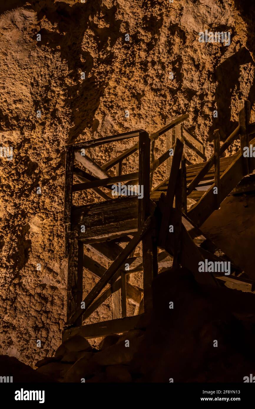 Scalinata costruita per i primi visitatori nel profondo sotterraneo del Parco Nazionale delle Caverns di Carlsbad, New Mexico, Stati Uniti Foto Stock