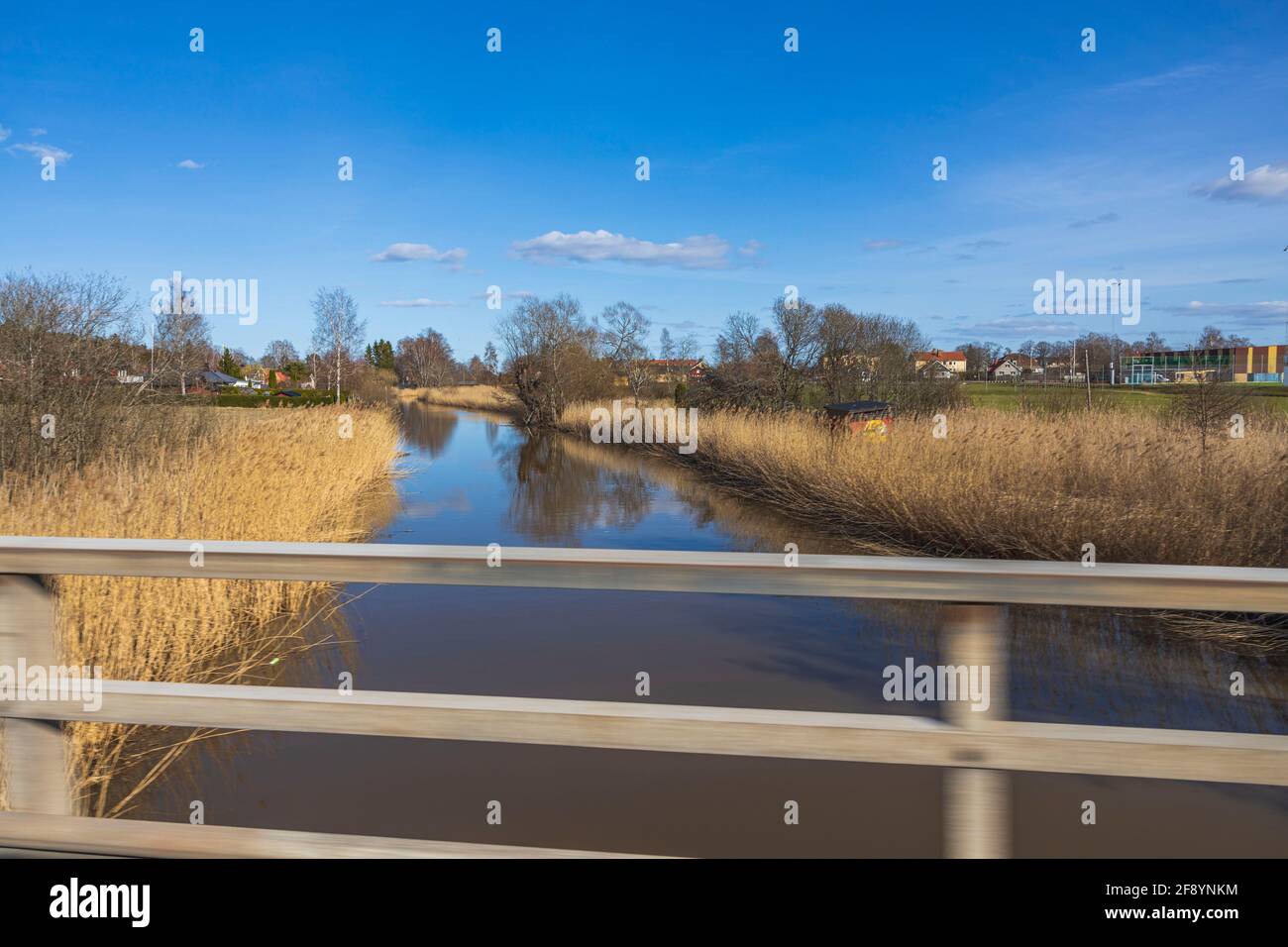 Vista del piccolo fiume dalla finestra di un'auto che passa attraverso il ponte. Svezia. Foto Stock