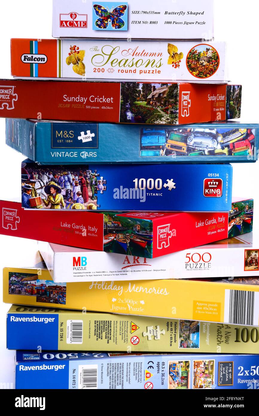 Stack di puzzle box in attesa di essere risolto Foto Stock