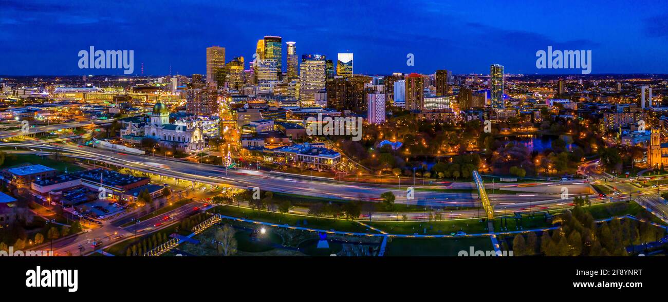 Skyline al crepuscolo, Minneapolis, Minnesota, Stati Uniti Foto Stock