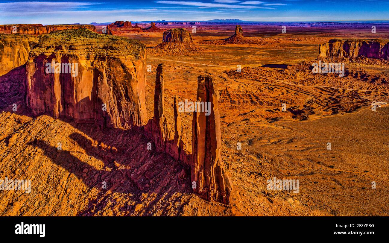 Vista aerea della formazione rocciosa Three Sisters, Monument Valley, Arizona, USA Foto Stock