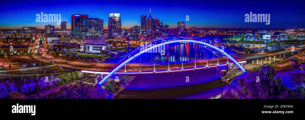 Paesaggio urbano con Gateway Bridge illuminato di notte, Nashville, Tennessee, USA Foto Stock