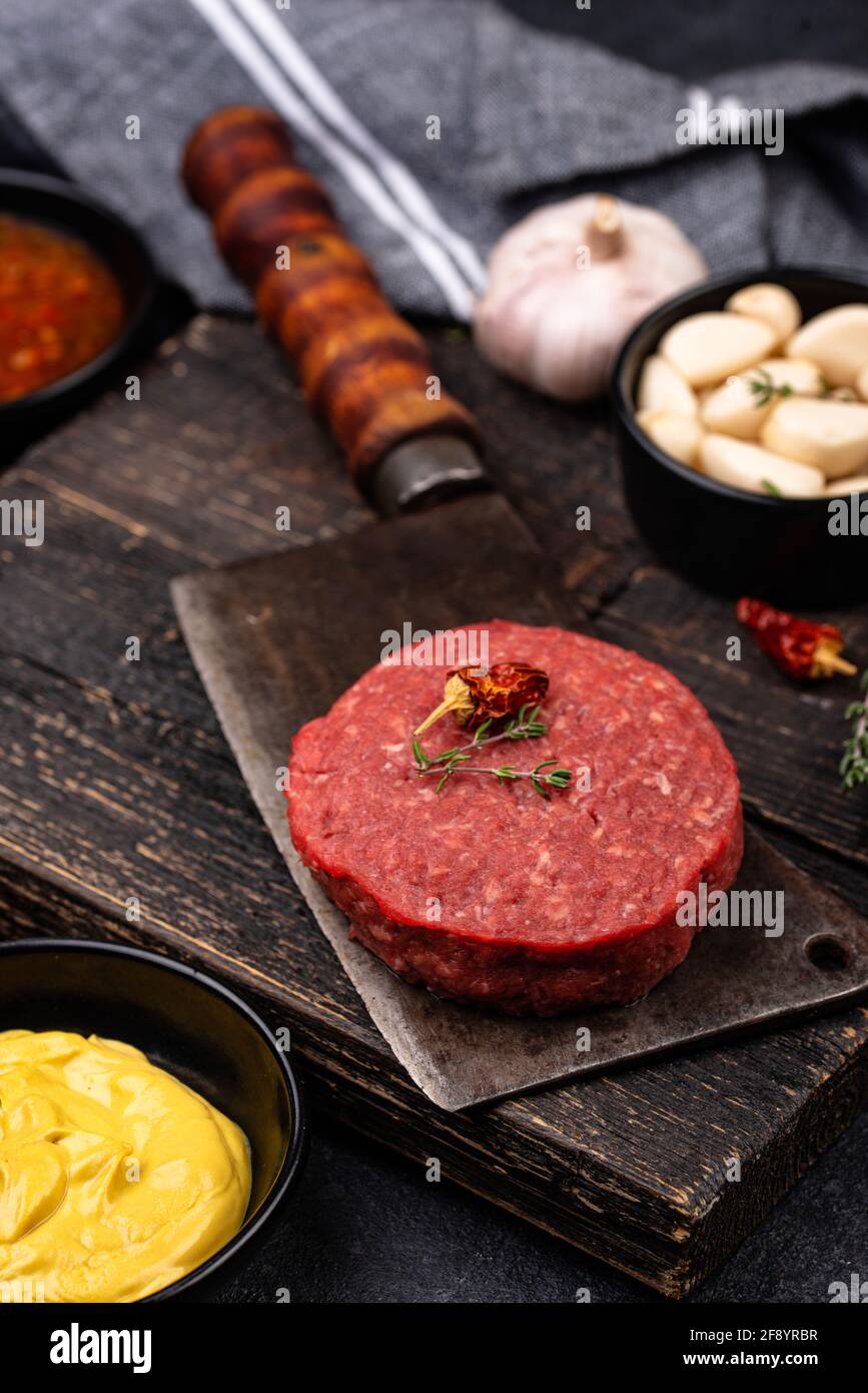 Cotoletta di bistecche di manzo crude e speziate Foto Stock