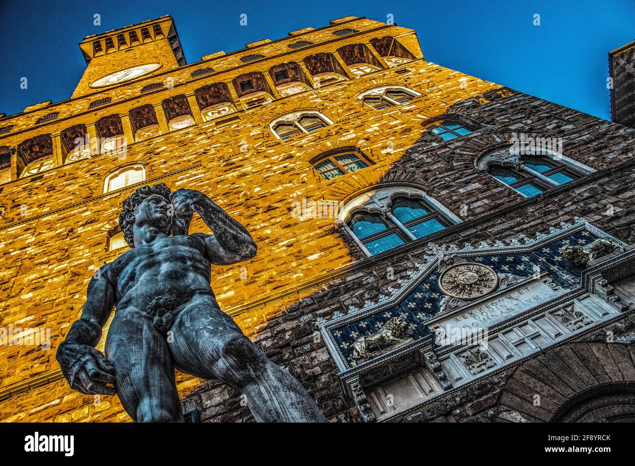Vista ad angolo basso della Statua del David contro Palazzo Vecchio, Firenze, Italia Foto Stock