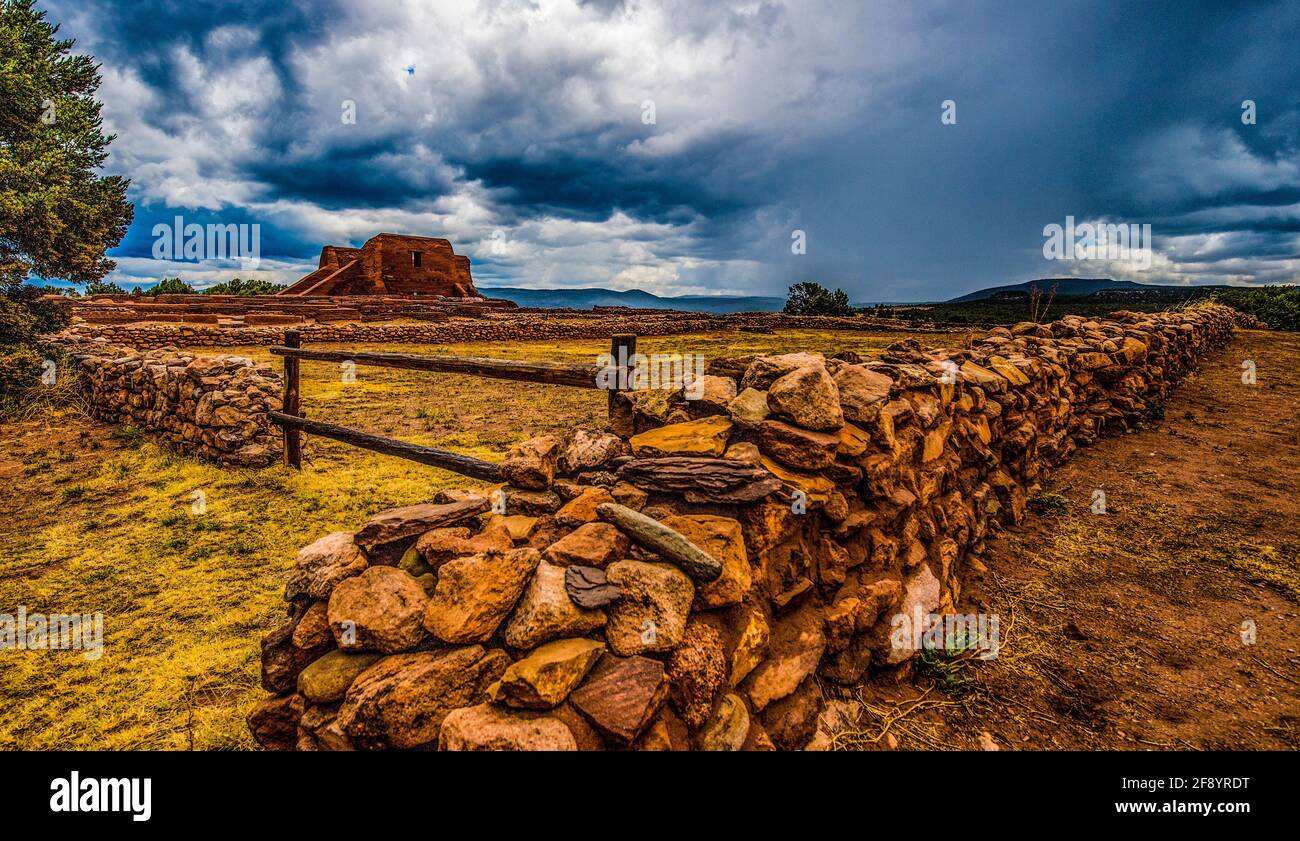 Recinzione in pietra nel Parco Nazionale storico di Pecos, Pecos, New Mexico, USA Foto Stock