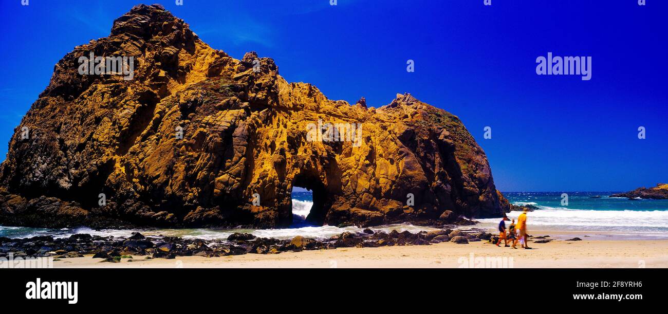 Formazione rocciosa a Pfeiffer Beach, Monterey, California, USA Foto Stock