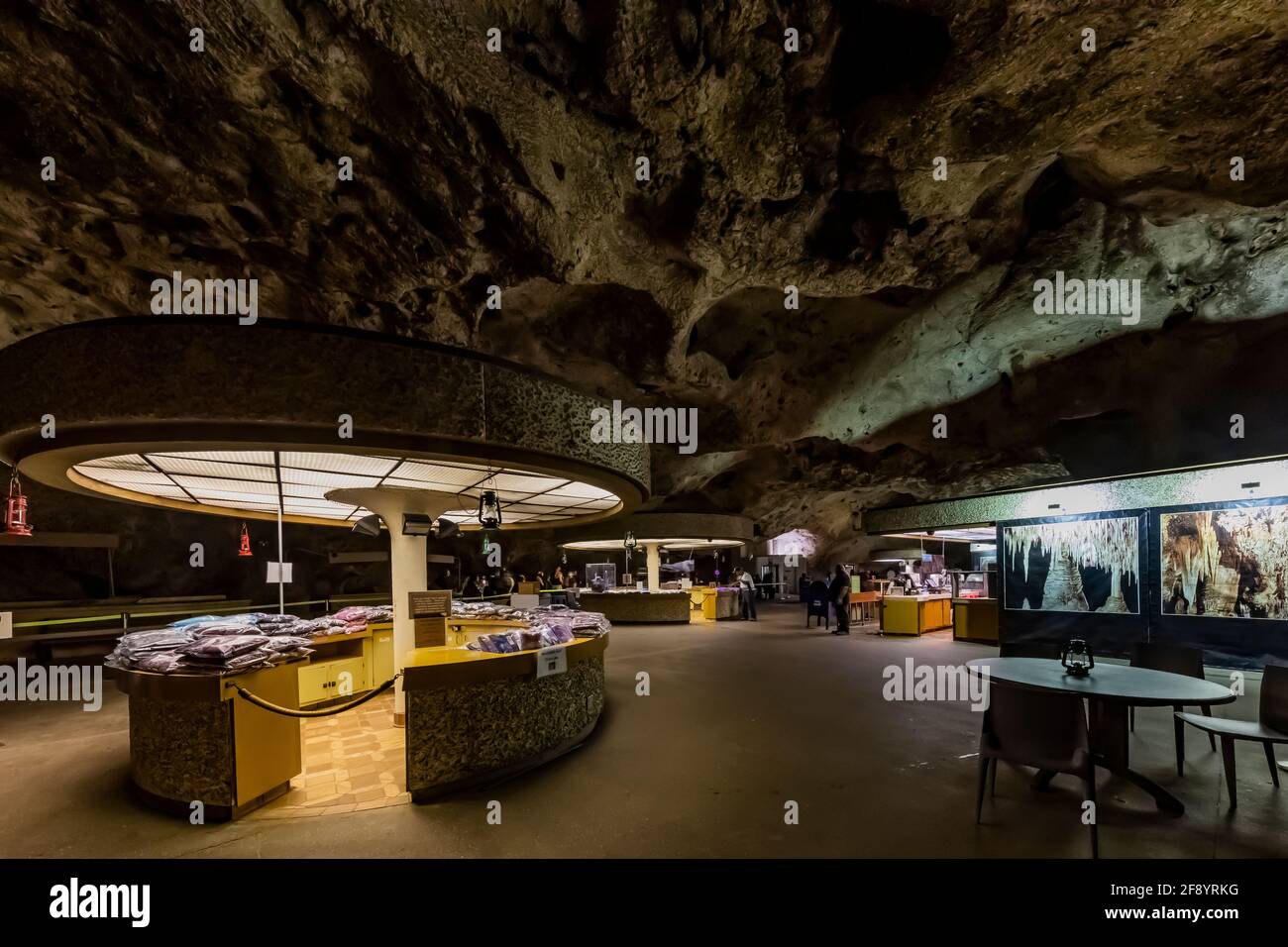 Sala da pranzo sotterranea nel Parco nazionale delle grotte di Carlsbad, New Mexico, USA [Nessuna versione del modello; licenza disponibile solo per la licenza editoriale] Foto Stock