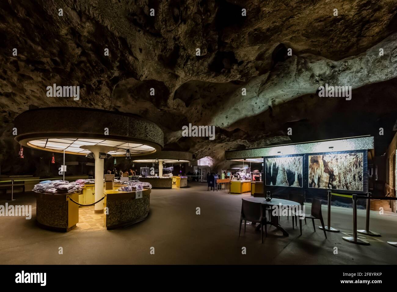 Sala da pranzo sotterranea nel Parco nazionale delle grotte di Carlsbad, New Mexico, USA [Nessuna versione del modello; licenza disponibile solo per la licenza editoriale] Foto Stock