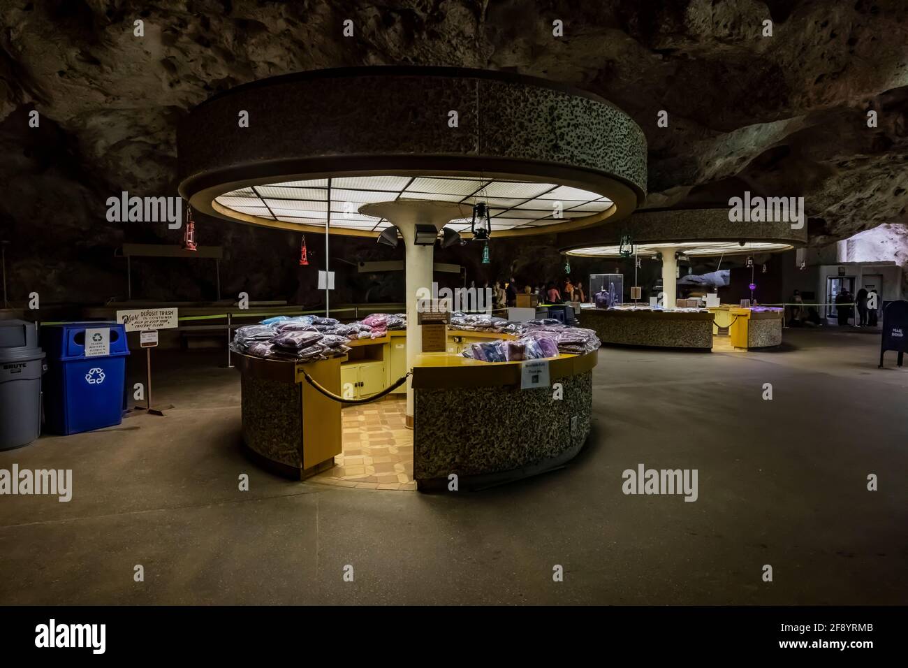 Sala da pranzo sotterranea nel Parco nazionale delle grotte di Carlsbad, New Mexico, USA [Nessuna versione del modello; licenza disponibile solo per la licenza editoriale] Foto Stock