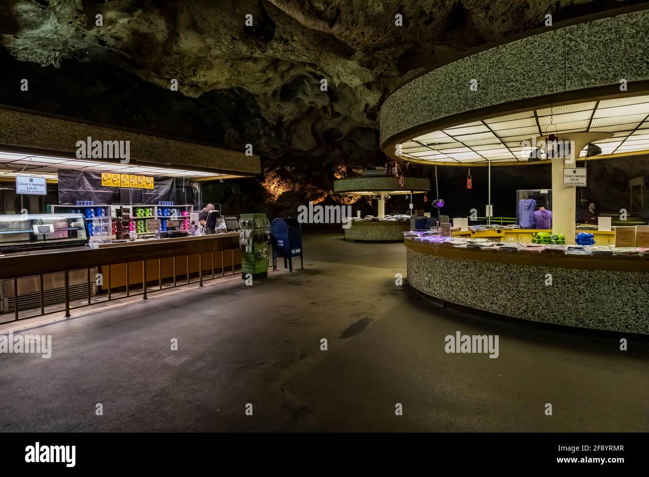 Sala da pranzo sotterranea nel Parco nazionale delle grotte di Carlsbad, New Mexico, USA [Nessuna versione del modello; licenza disponibile solo per la licenza editoriale] Foto Stock