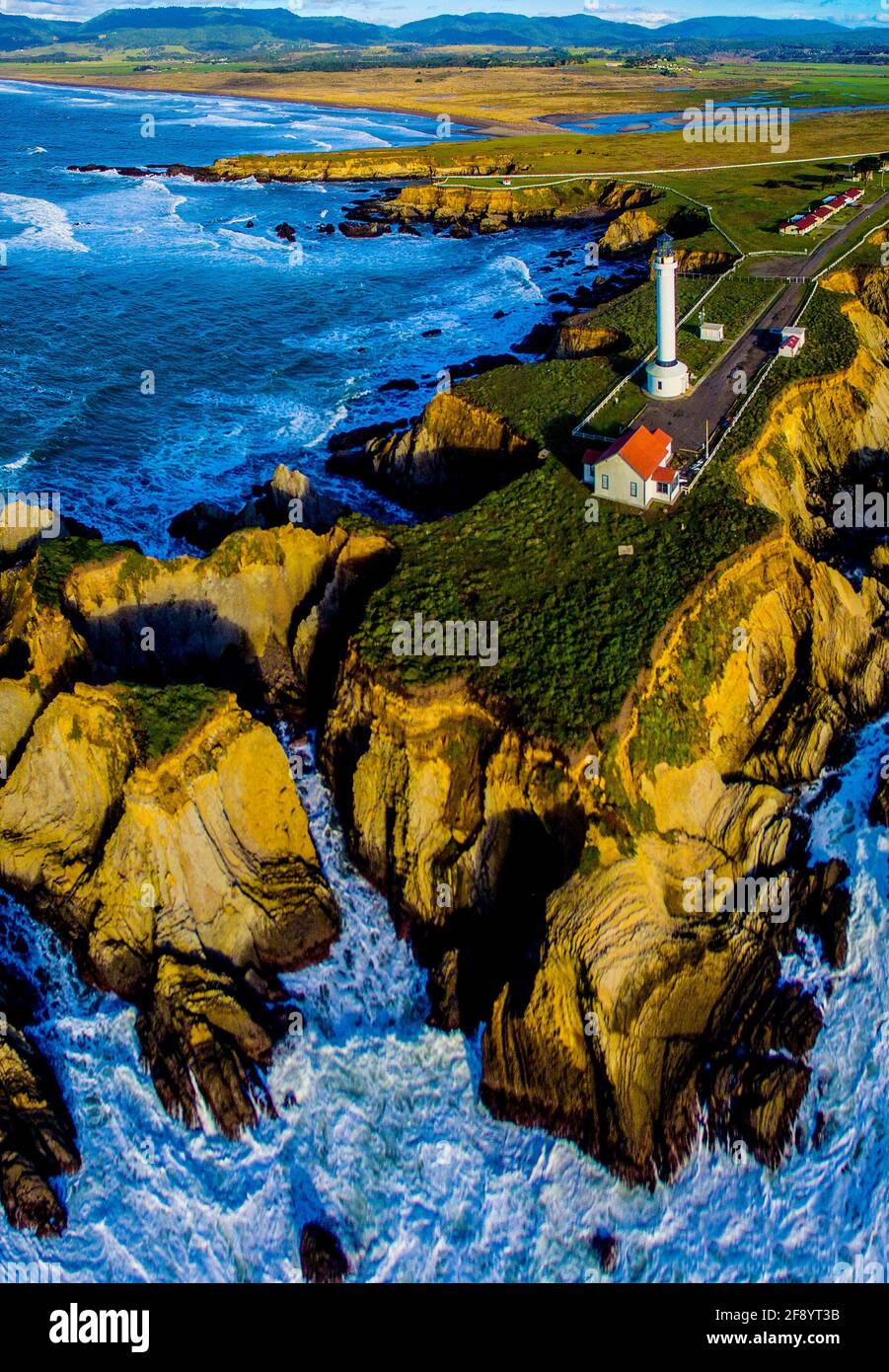 Vista aerea delle scogliere con Point Arena Light, Point Arena, California, USA Foto Stock