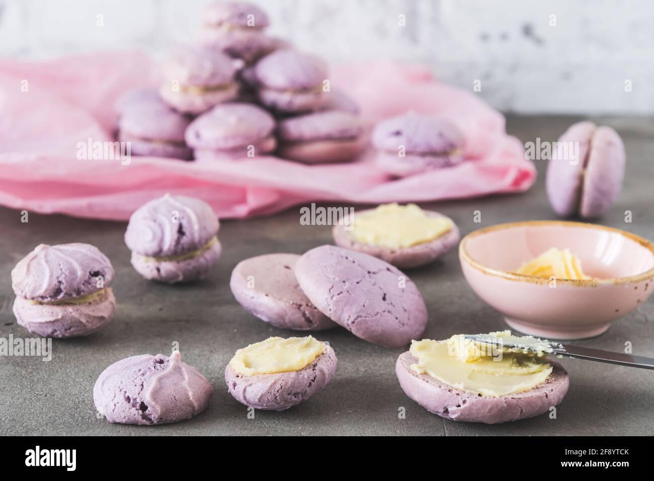 Biscotti colorati fatti in casa con crema di cioccolato bianco ripieno di macaron stile Foto Stock