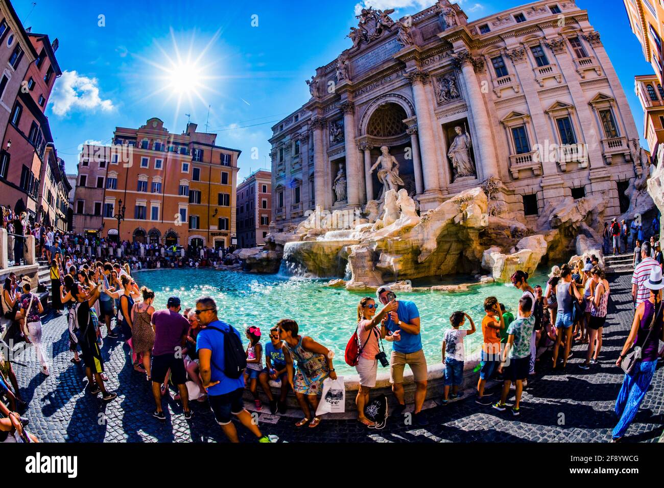 Gruppo di turisti in visita alla Fontana di Trevi, Roma, Italia Foto Stock