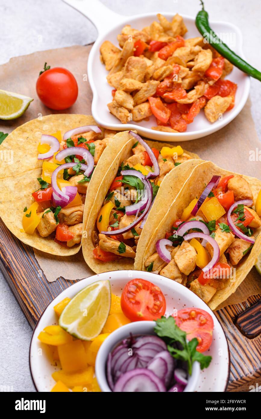 Tacos messicani tradizionali con carne Foto Stock
