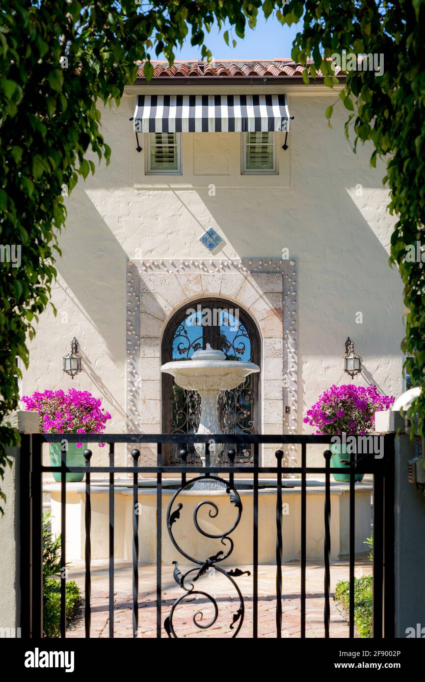 Ingresso laterale alla casa di lusso a Napoli, Florida, USA Foto Stock