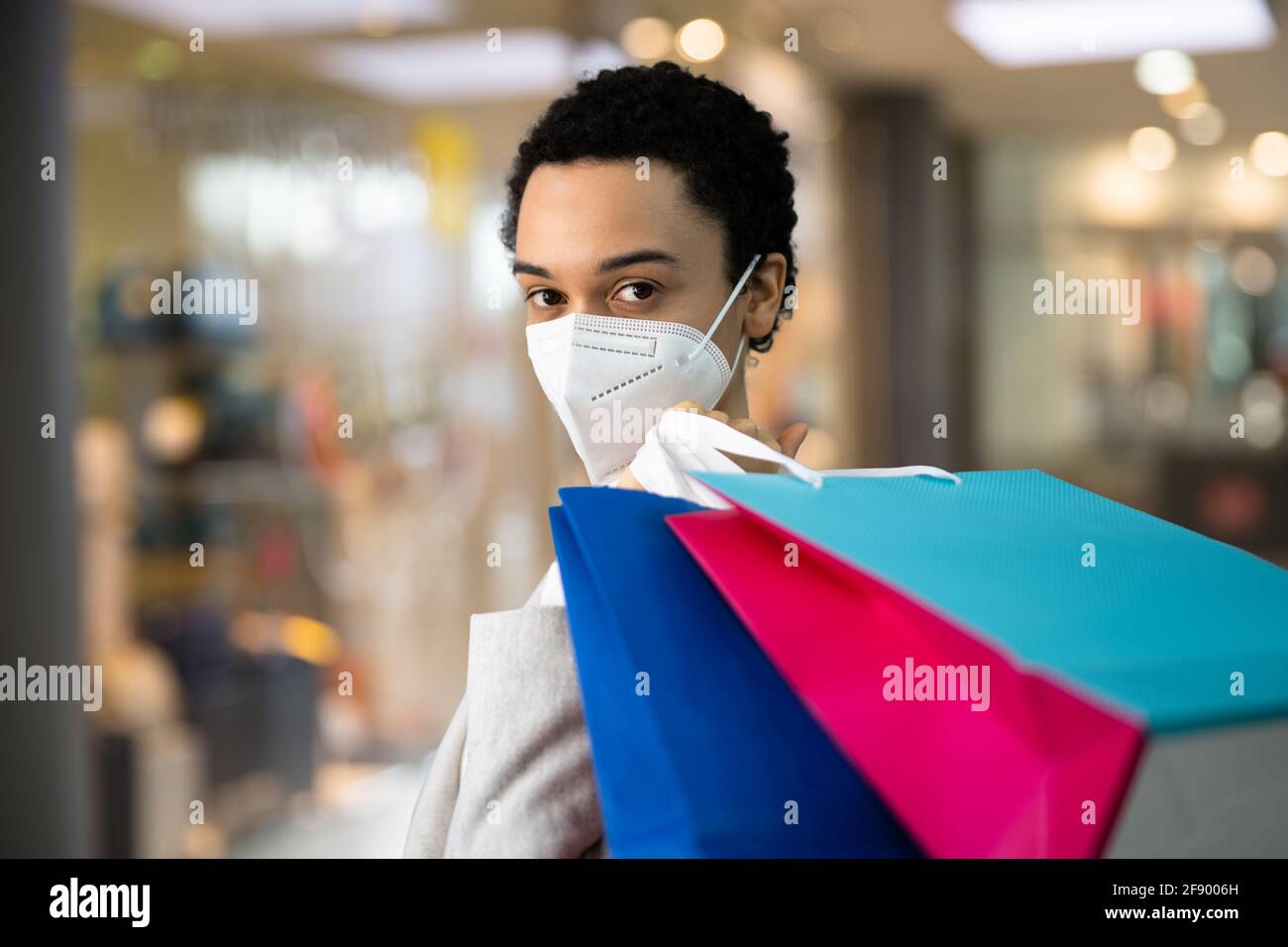 African American Woman with Medical Mask Shopping Foto Stock