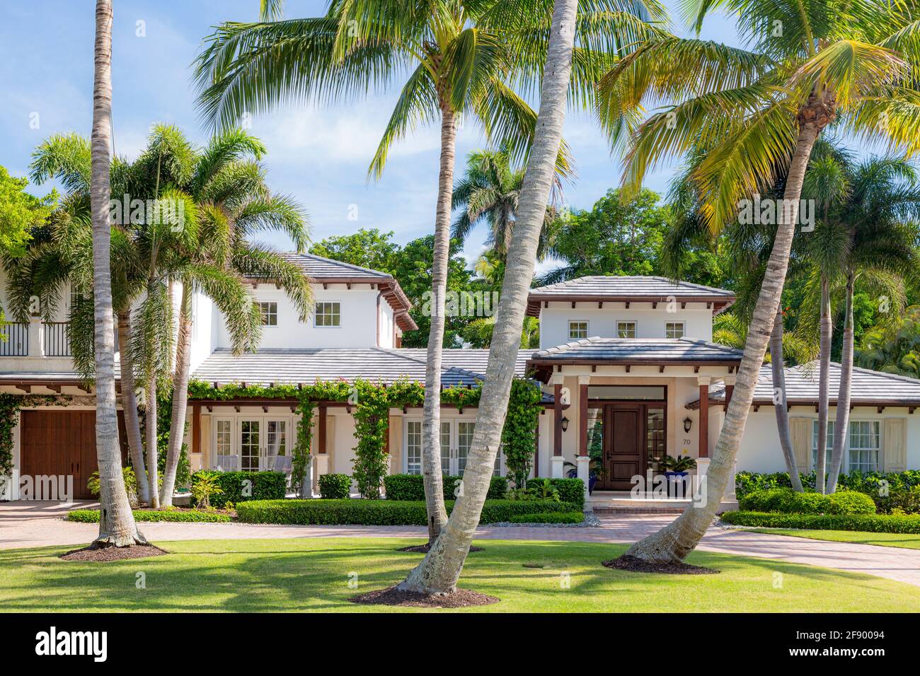 Casa di lusso e palme lungo la costa del Golfo a Napoli, Florida, Stati Uniti Foto Stock