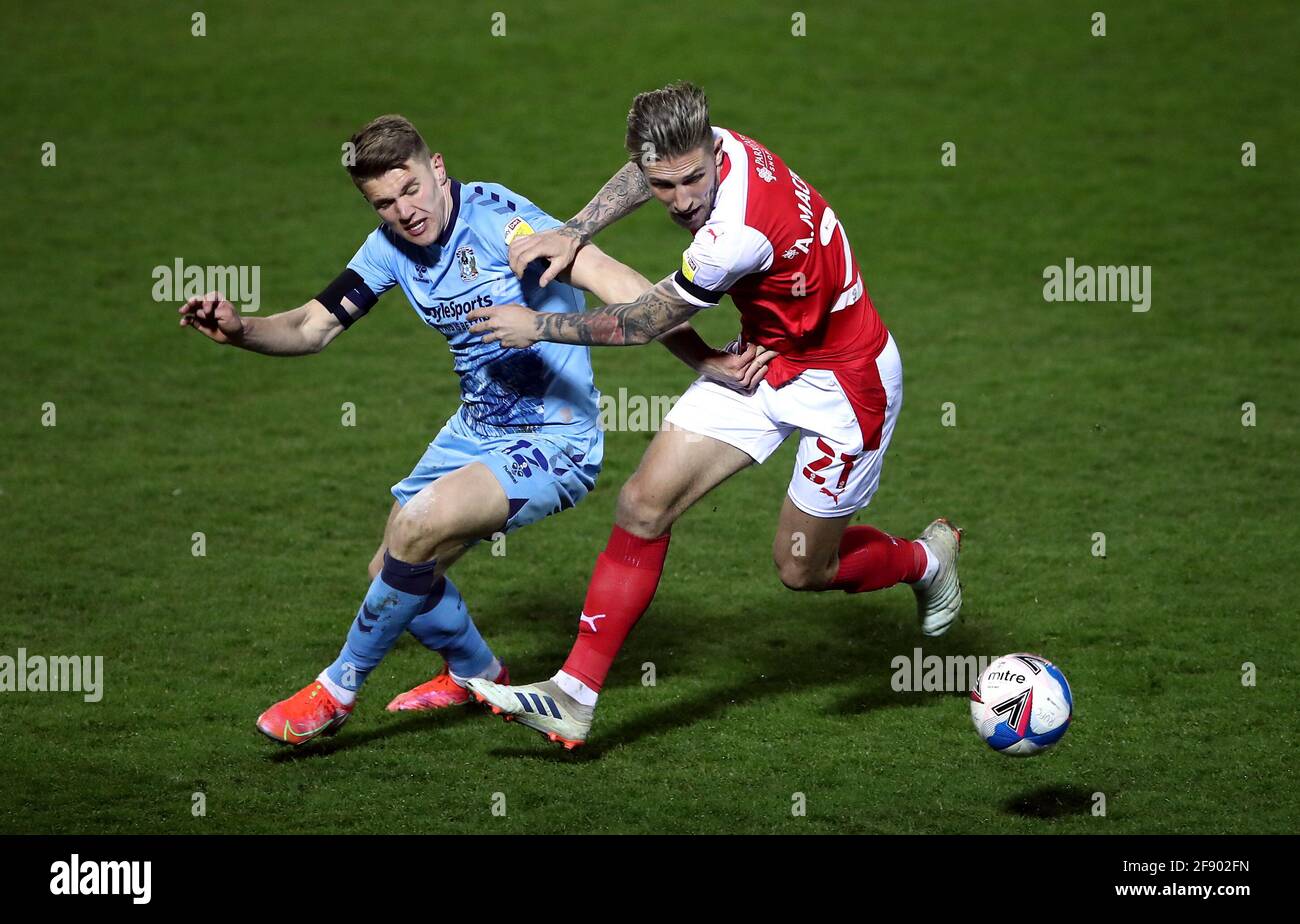 Rotherham United's Angus MacDonald (a destra) e Coventry City's Viktor Gyokeres battaglia per la palla durante la partita Sky Bet Championship all'AESSEAL New York Stadium, Rotherham. Data immagine: Giovedì 15 aprile 2021. Foto Stock