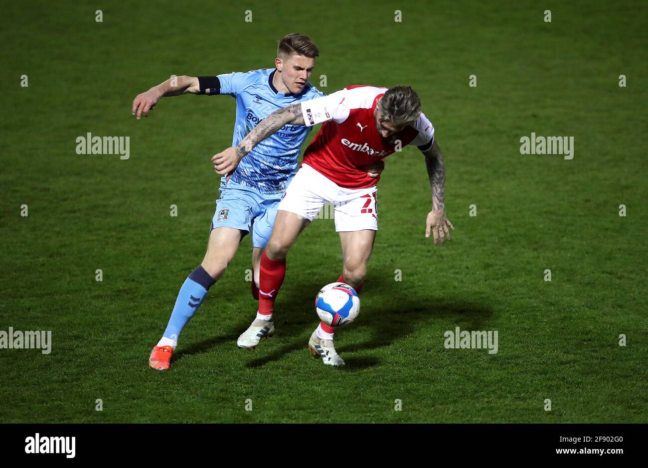 Rotherham United's Angus MacDonald (a destra) e Coventry City's Viktor Gyokeres battaglia per la palla durante la partita Sky Bet Championship all'AESSEAL New York Stadium, Rotherham. Data immagine: Giovedì 15 aprile 2021. Foto Stock