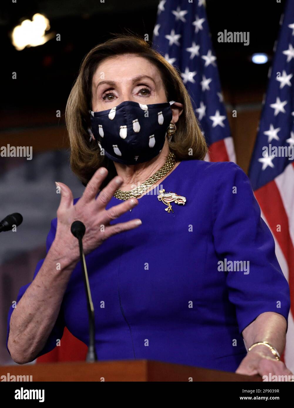 Washington, Stati Uniti. 15 Aprile 2021. Il Presidente della Camera degli Stati Uniti Nancy Pelosi (D-CA) parla durante una conferenza stampa in vista del passaggio del Paycheck Fairness Act su Capitol Hill a Washington il 15 aprile 2021. Foto di Yuri Grippas/ABACAPRESS.COM Credit: Abaca Press/Alamy Live News Foto Stock